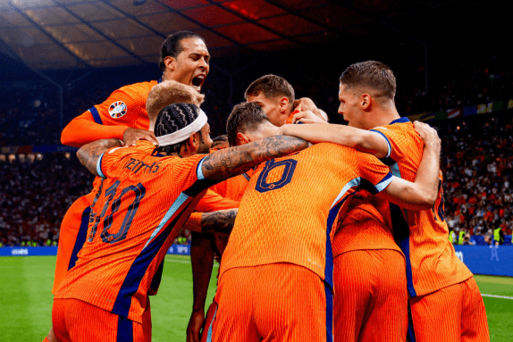 西布朗与曼,联握手言和,轮迪亚涅进,爱游戏,AiYouXi,爱游戏体育官网,爱游戏官网,爱游戏体育下载